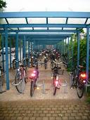 Es geht auch anders: Vorbildlicher Fahrradstellplatz am PNV-Bahnhof in Brandenburg. Aufgenommen im Juni 2006. Foto: O. Lindenberg.